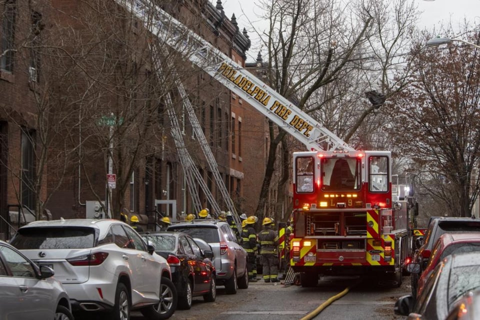 Enorme incendio en casa de Filadelfia deja al menos 13 muertos, incluidos 7 niños