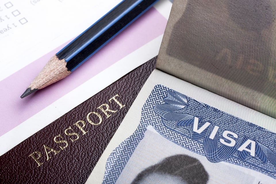 Exhiben a agente de Oficina de Aduanas en EEUU por retirar visas a mexicanas para seducirlas