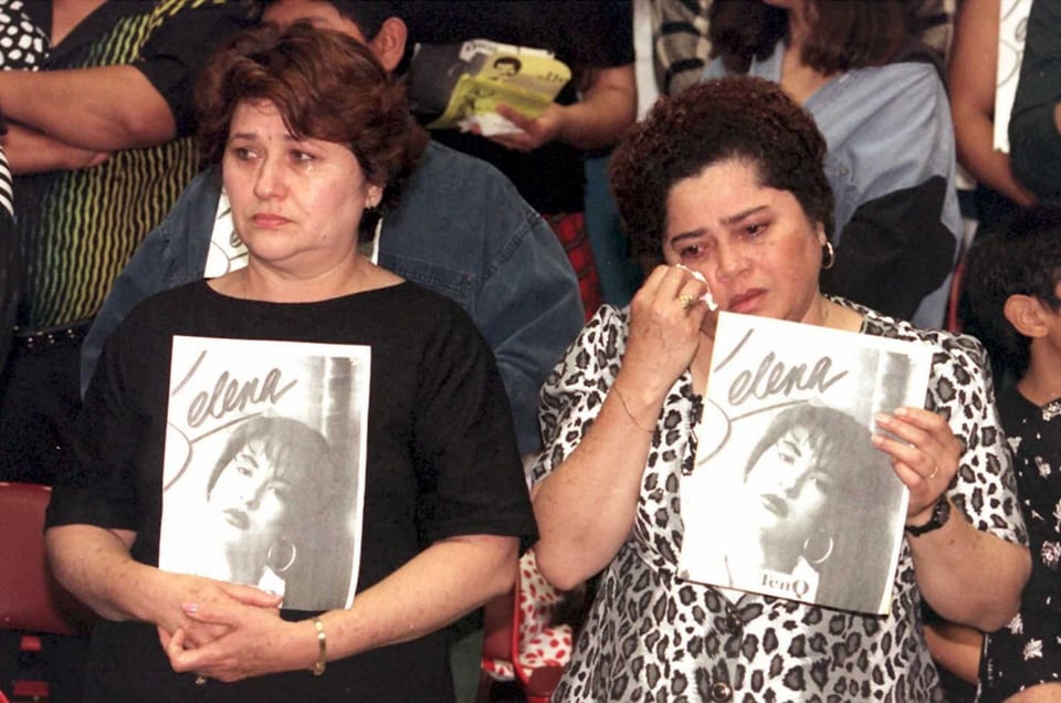 fans llorando, fotos de Selena, funeral, cantante asesinada, MundoNOW