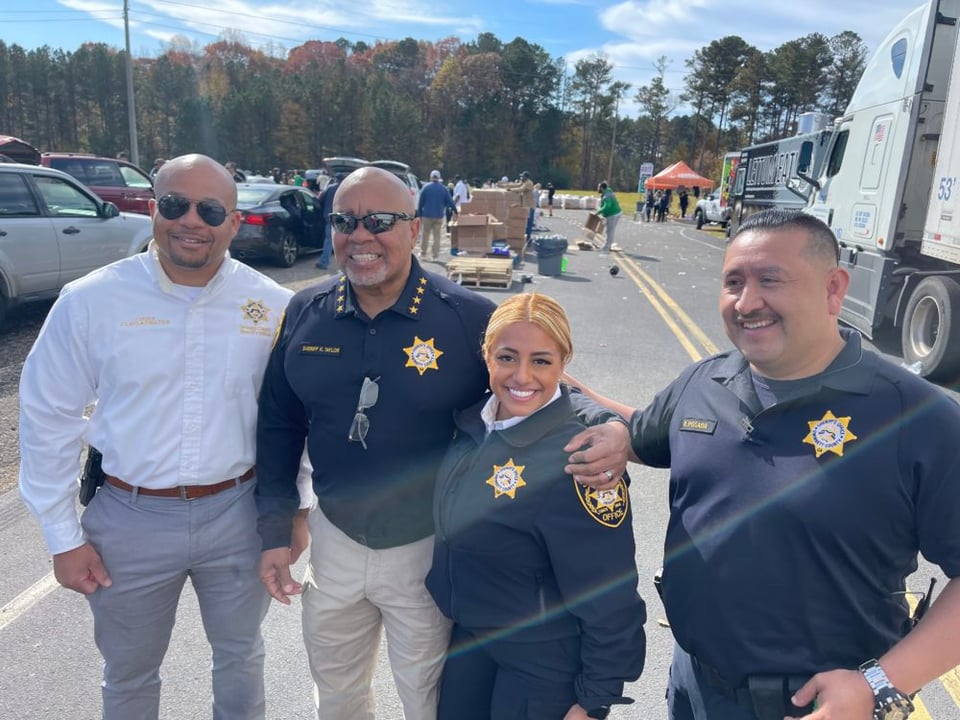 Sheriff de Georgia sale de su cuartel para regalar pavos