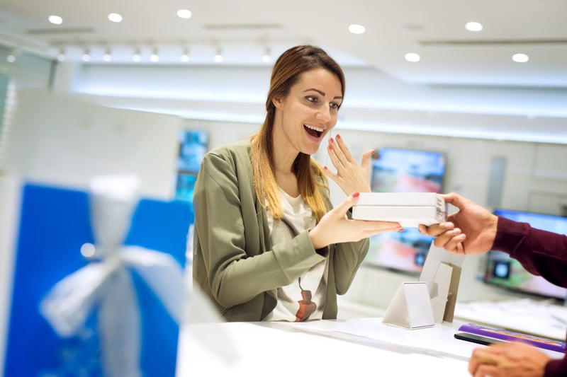 celular nuevo, mujer comprando, mujer sorprendida, Tecnología, MundoNOW