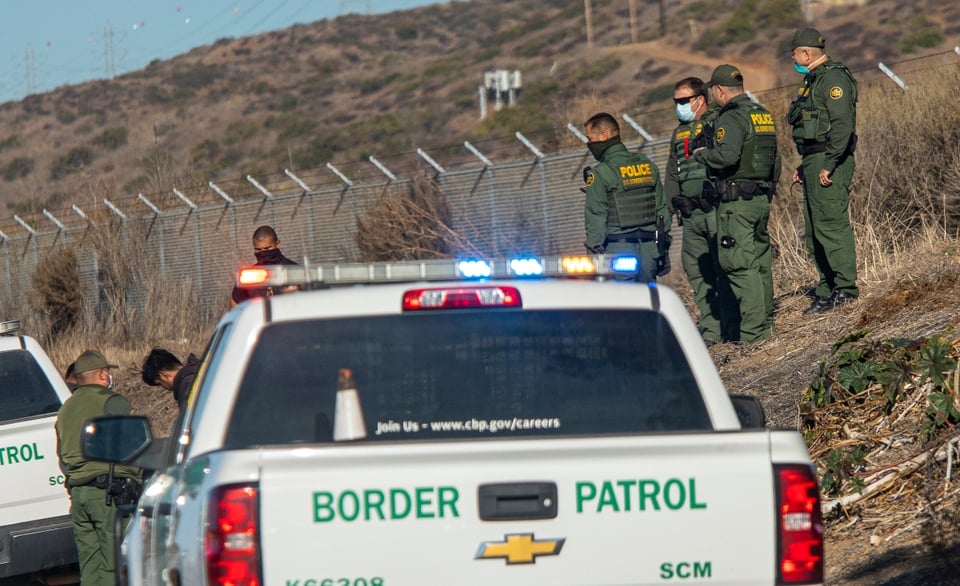 Texas anuncia fuertes medidas fronterizas contra indocumentados