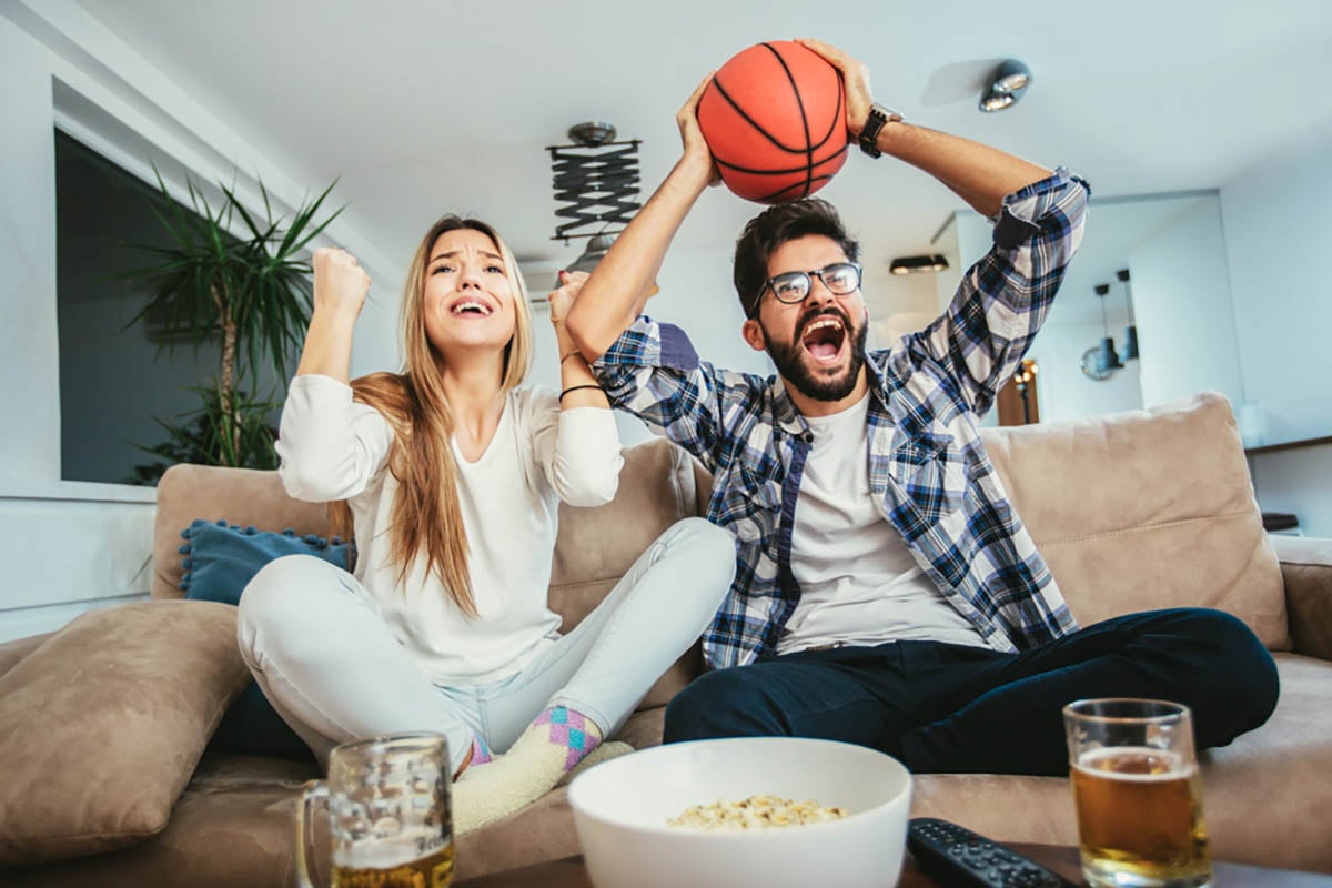 mejores películas de basquetbol, pareja, mirar televisión, hogar-best basketball movies, couple, watching, TV, home