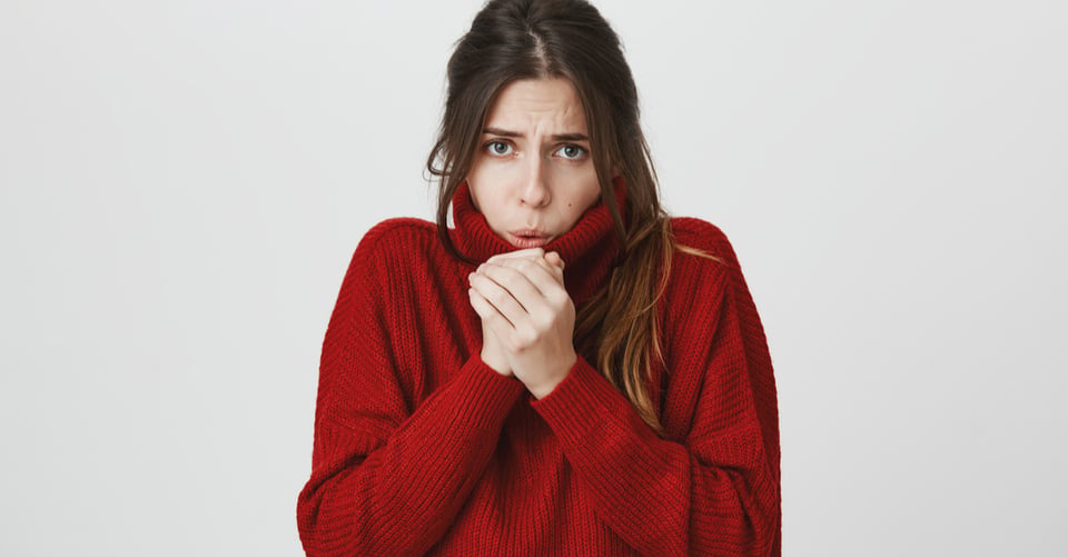Mujer con postura de sensación de frío