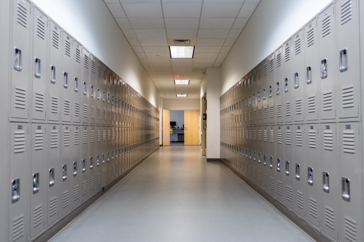 Adolescente de 13 años arrestada por iniciar salvaje pelea en escuela (VIDEO)