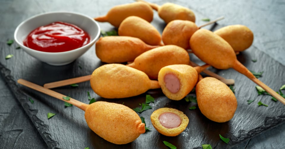 Corn dogs, que son parte de las comidas no buenas de verano