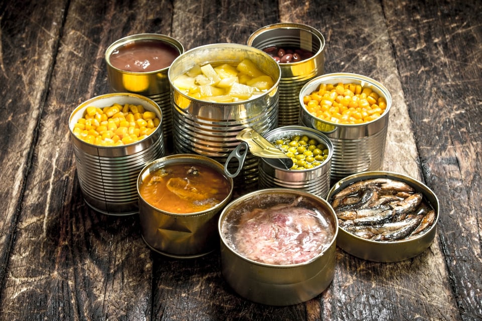 Guardar alimentos en latas abiertas podría afectar tu salud