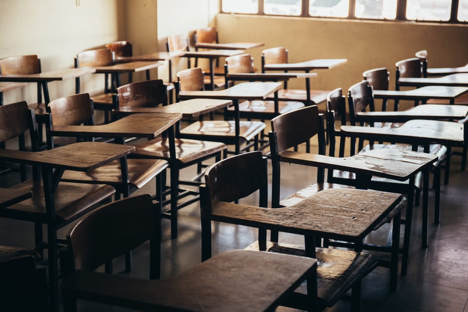 ¡NO LO DEJARON PASAR! Alumno tenía deudas y le niegan la entrada a la escuela