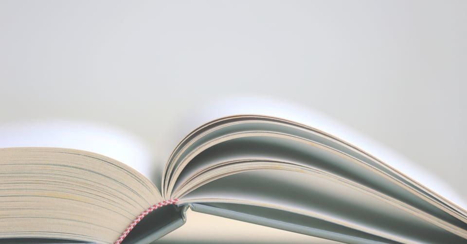 Toma de cerca de un libro abierto