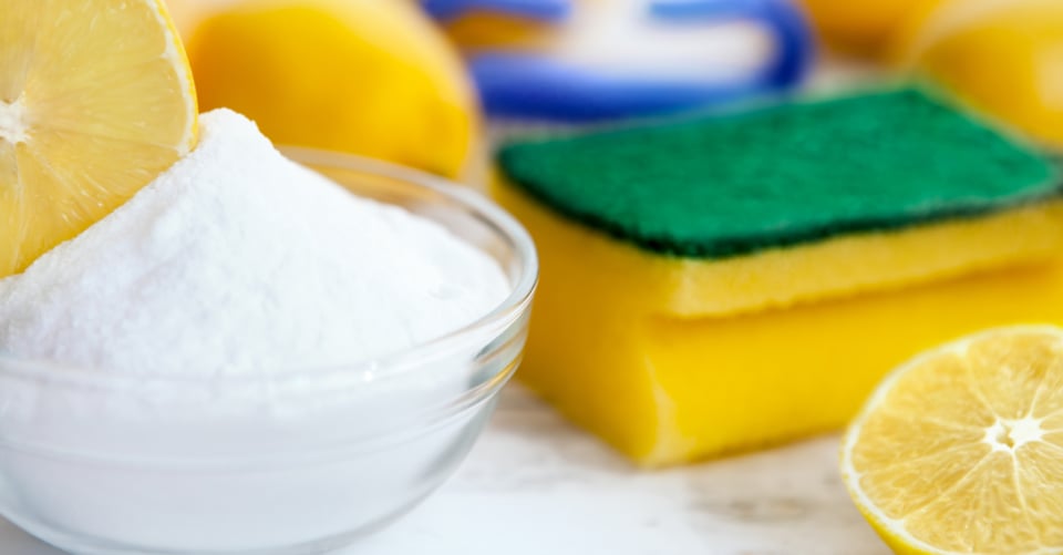 Lemon along with cleaning powder