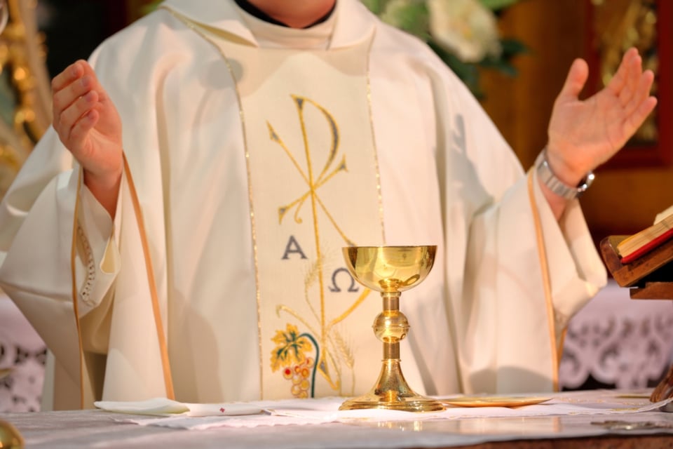 El sacerdote mexicano mas guapo hace fuerte confesión: ¿Tiene novia? featured image