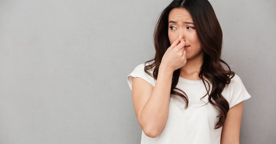 Qué alimentos hacen que tus flatulencias huelan peor