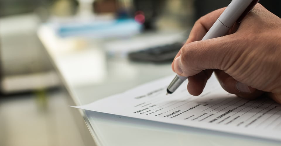 Persona con formulario como idea de depósitos de capital