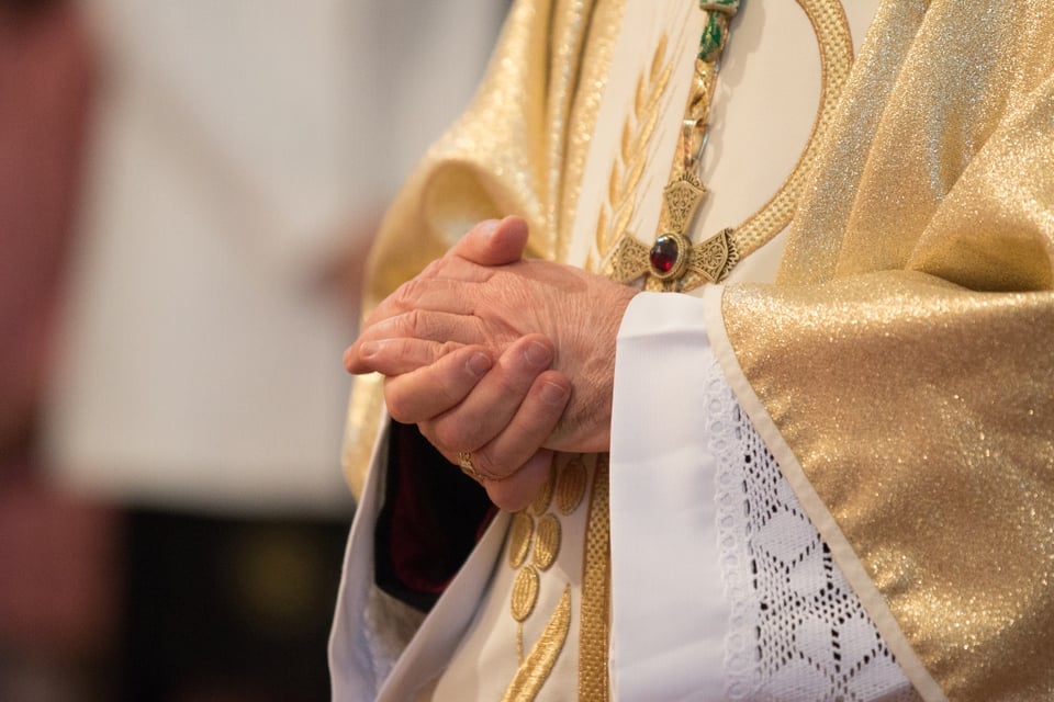 Sacerdote enloquece y acusa de ser narcos a varias personas en la Iglesia