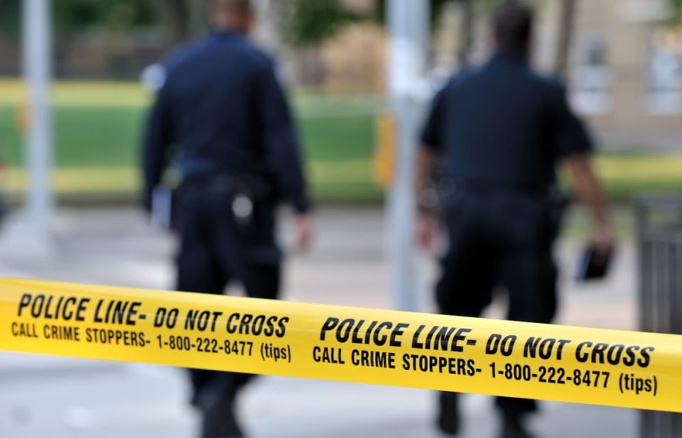 Encuentran a 4 niños y a su abuela muertos en una casa al sur de California