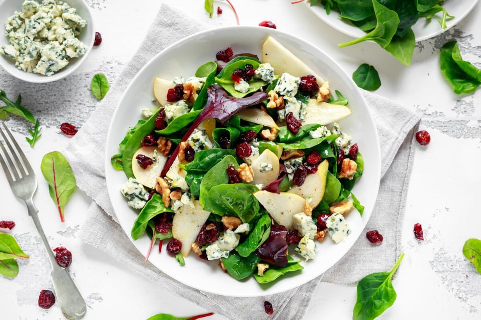 ensalada de arándanos y nuez, peras, queso azul, arúgula, manzana verde