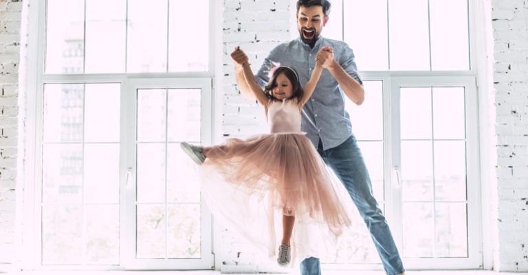 15 razones por las que las latinas debieran considerar la idea de papás amos de casa
