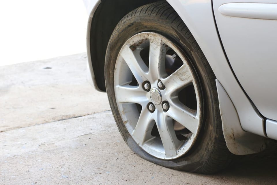 flat tire, flat car, rim, tire, MundoNOW, crystal on the tires