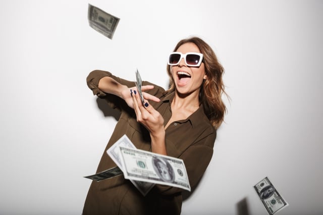 Esta chica muestra en TikTok como su novio le manda dinero solo por ser ser bonita