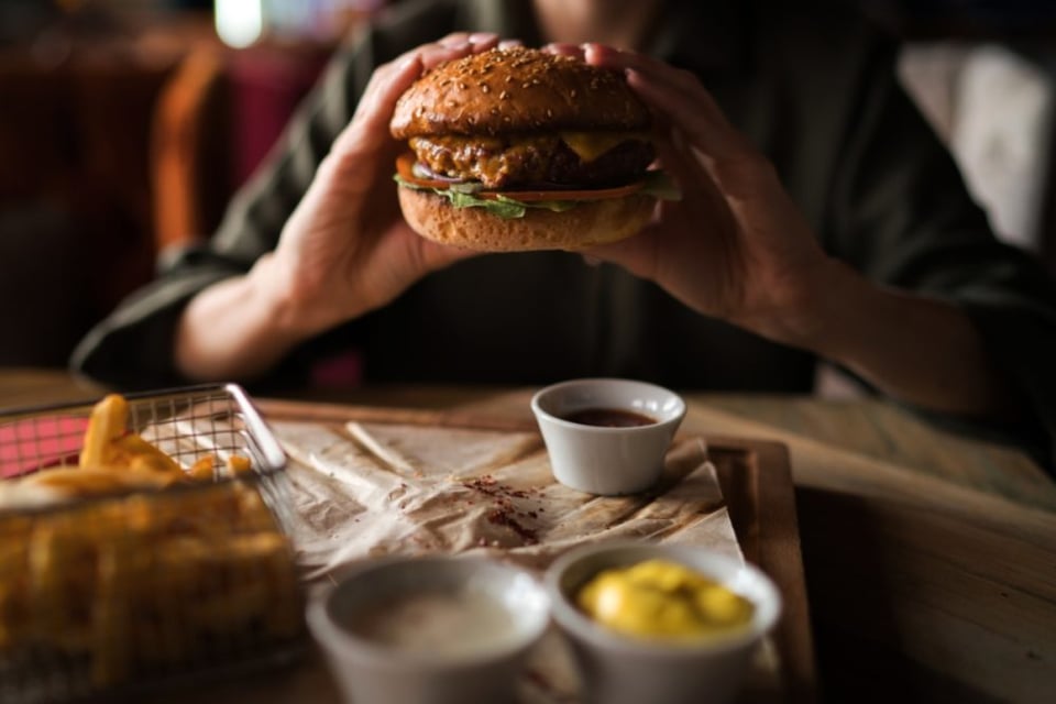 Hispana halló un dedo podrido en su hamburguesa tras masticarla (Video)