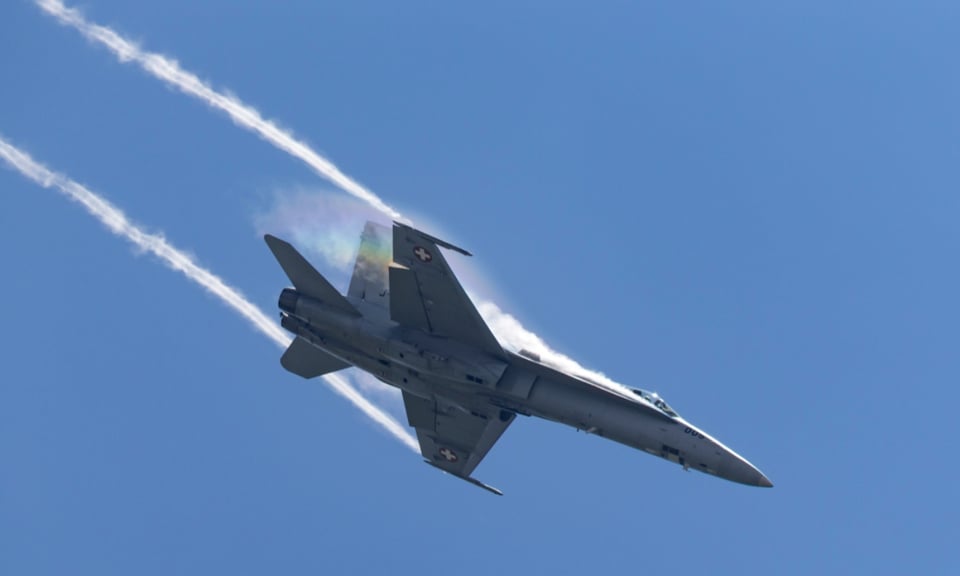 Avión de la fuerza aérea se estrella contra casas y provoca un gran incendio