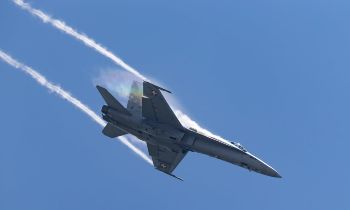 Avión de la fuerza aérea se estrella contra casas y provoca un gran incendio