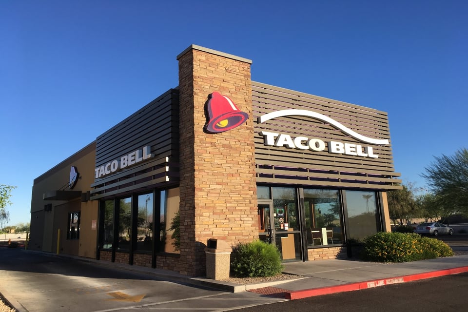 Apuñalan a niño de 12 años en Taco Bell mientras discutía con otro menor de edad