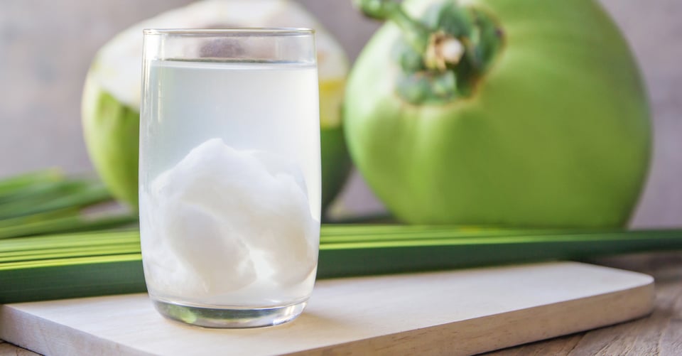 Charla seria: ¿El agua de coco me está haciendo engordar?