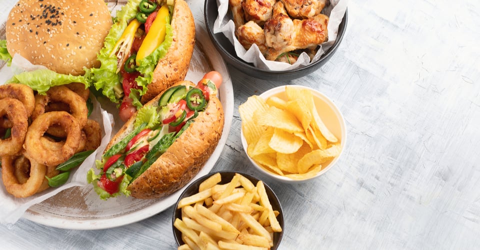 ¿Llevas una dieta baja en sodio? Evita estos 15 alimentos