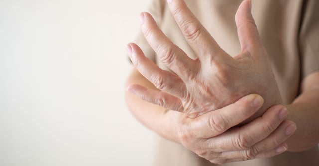 ¿Qué es y cuáles son los síntomas de la artritis reumatoide?