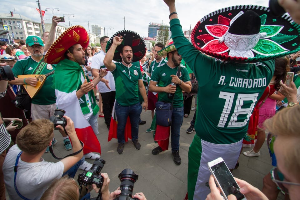 Mexicanos sorprenden en Qatar haciendo un baile masivo de ‘Payaso de Rodeo’ (VIDEO)