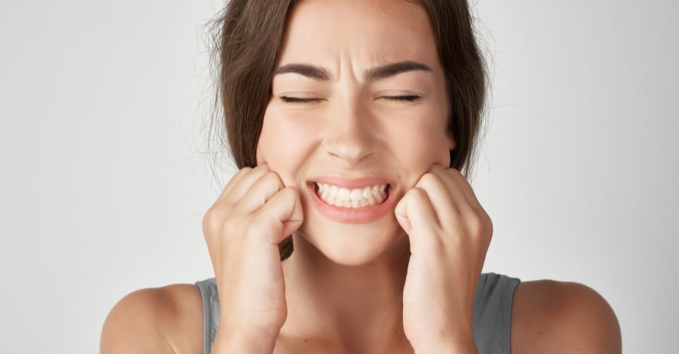 Dama con dientes adoloridos