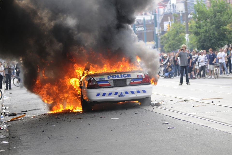 Queman vivo a policía en disturbios en Perú (FOTOS)