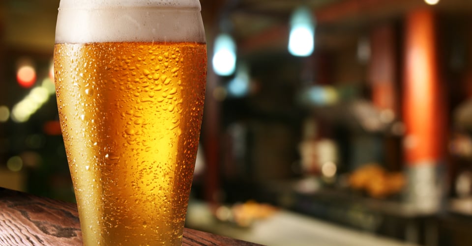 Tomar una cerveza al día: 5 formas en que puede ayudar a tu salud featured image