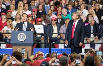 DeSantis tunde a Trump señalando una deuda billonaria