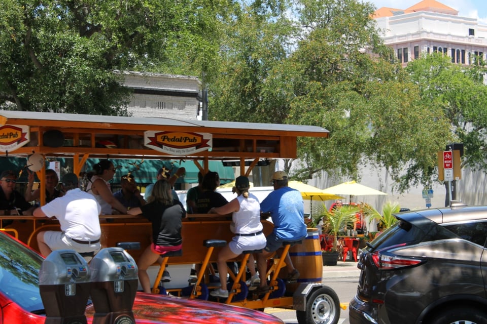 Pedal pub: bar móvil se vuelca y deja 15 heridos en Atlanta
