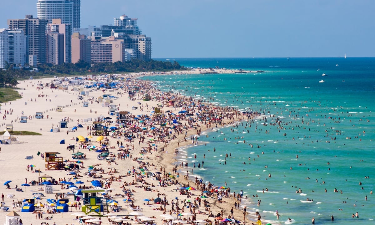 Helicóptero se estrella en medio de los bañistas de Miami Beach