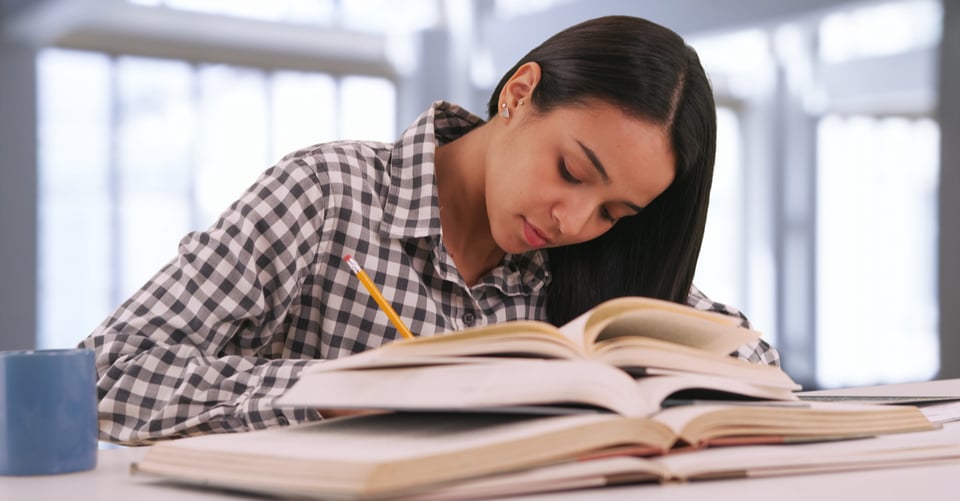 Un estudiante en biblioteca