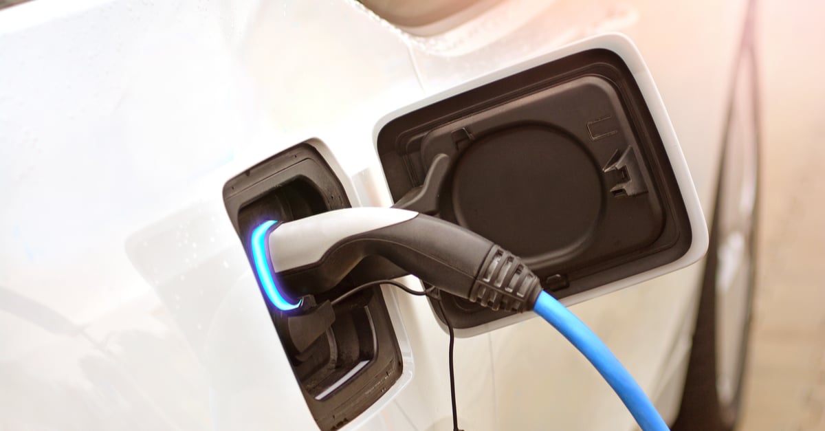¿Cómo cargar un carro eléctrico en una estación de carga pública?