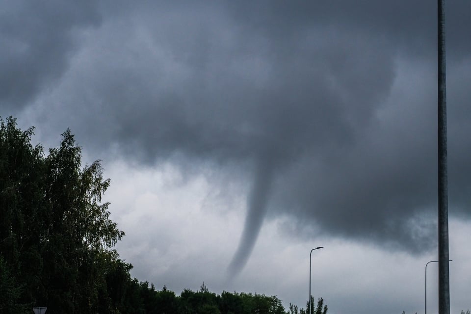 Gran tornado toca tierra en Florida y lanzan alerta