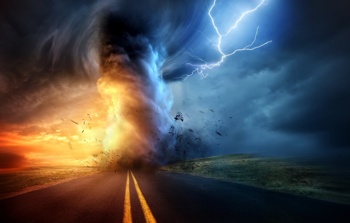 Captan extraña figura en pleno tornado y aseguran que se trata de un ángel (VIDEO)