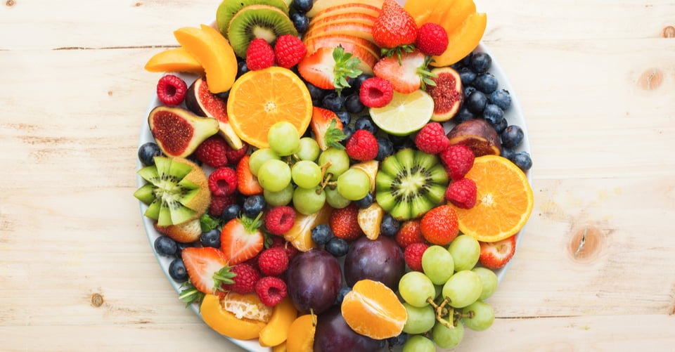 Sencillez de verano: El sutil arte de la bandeja de fruta perfecta