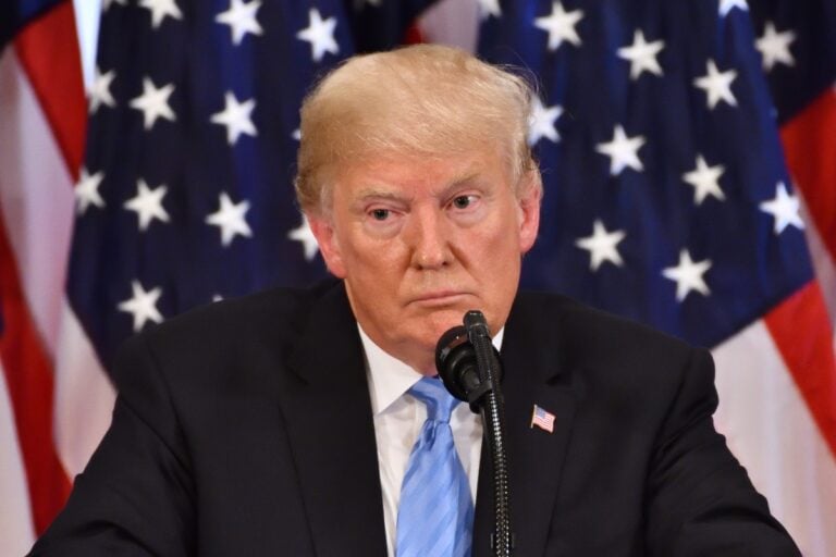 Trump se lanza contra ciudadanía de hijos de indocumentados