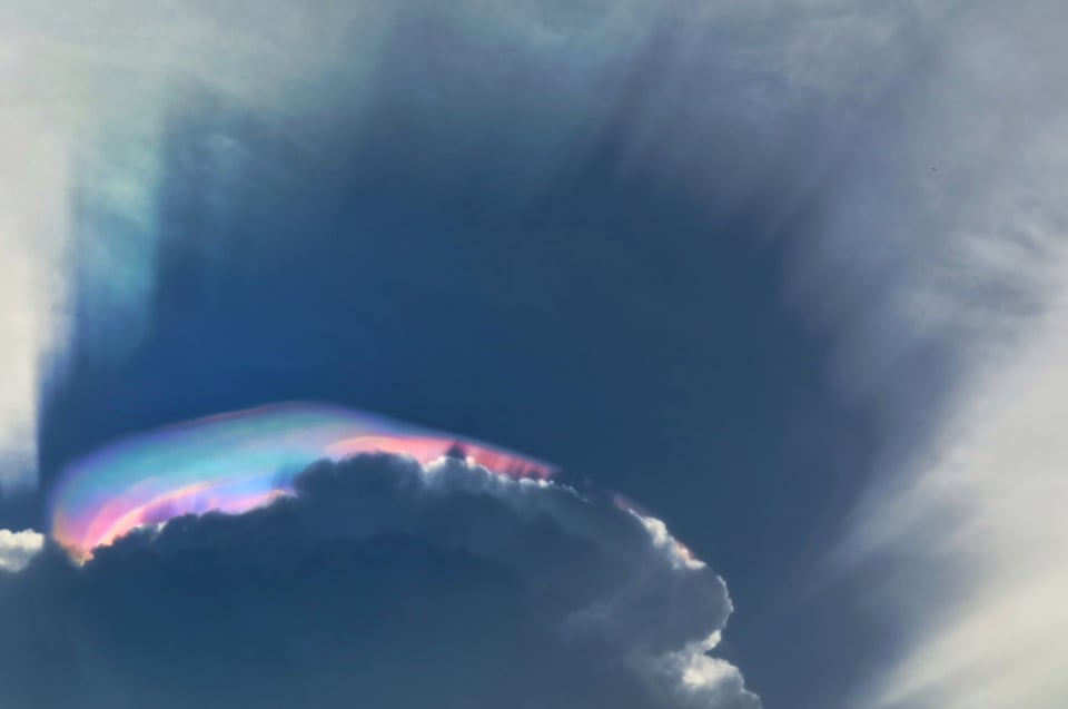 Misteriosa «nube de arcoíris» sorprende a una comunidad