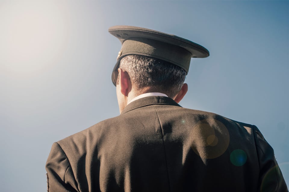 ¡ALUMNO DA GRAN LECCIÓN A MAESTRO! Policía pone en su lugar a coronel que quiso abusar