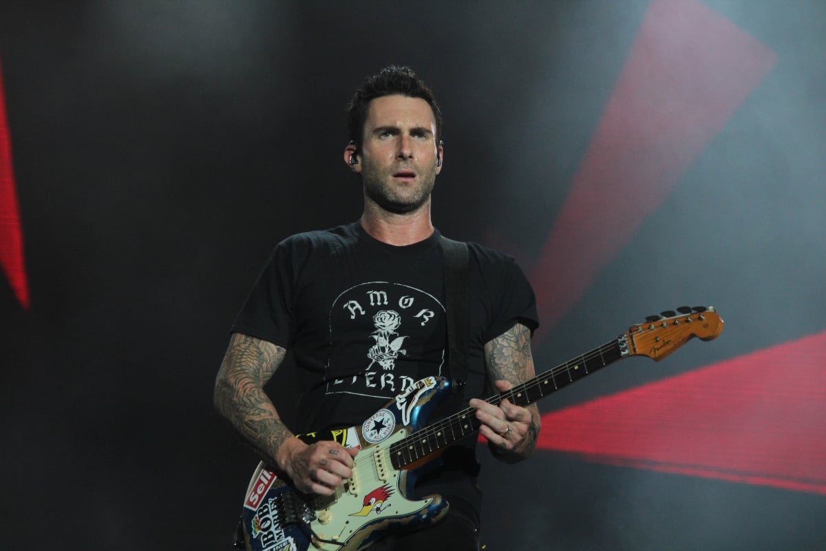 Adam Levine, vocalista de Maroon 5, le habría sido infiel a su esposa con modelo