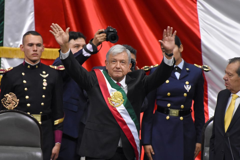 Esposa de AMLO impacta con su vestido en el grito de independencia, pero se burlan de ella… ¿era mejor Angélica Rivera? (FOTOS) featured image