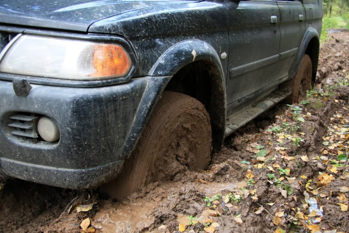 Remolcar auto en lodo con cadena: ¿por qué nunca debes hacerlo?