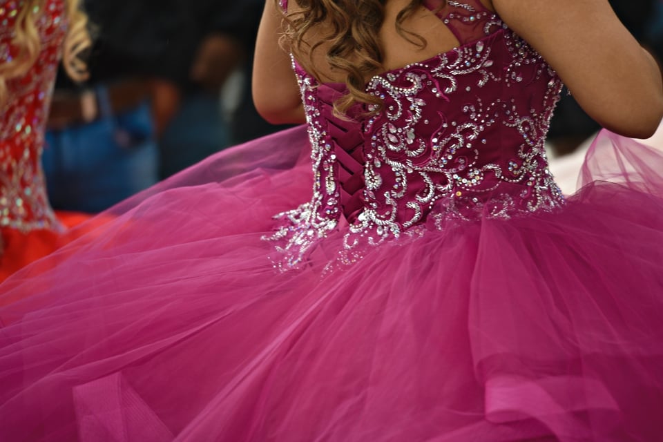 ¿La nueva Rubí? Papá de quinceañera invita a toda una ciudad a la fiesta de su hija
