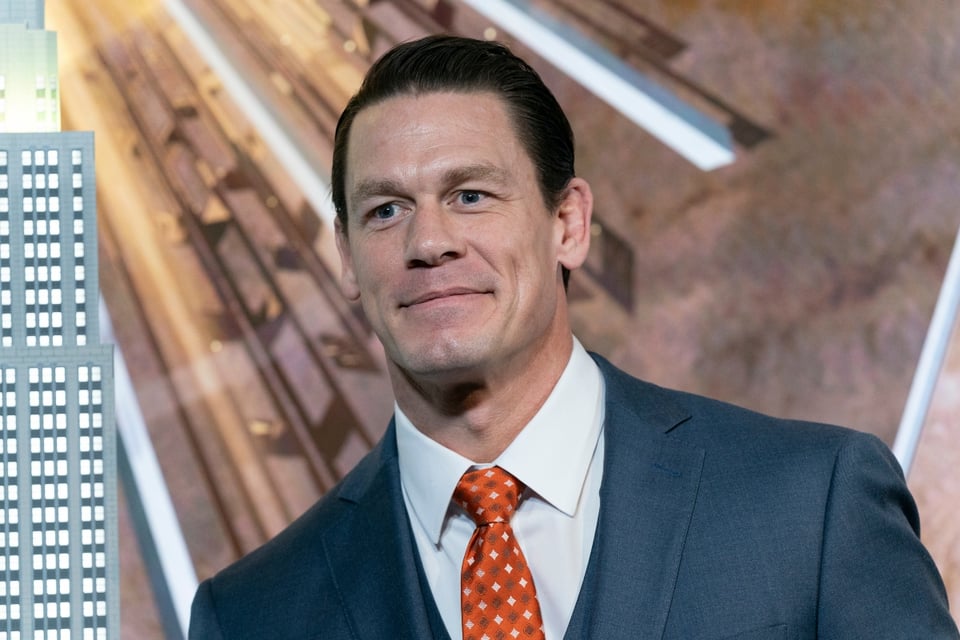 Captan a John Cena luciendo minifalda y tacones para su nueva película (FOTOS)